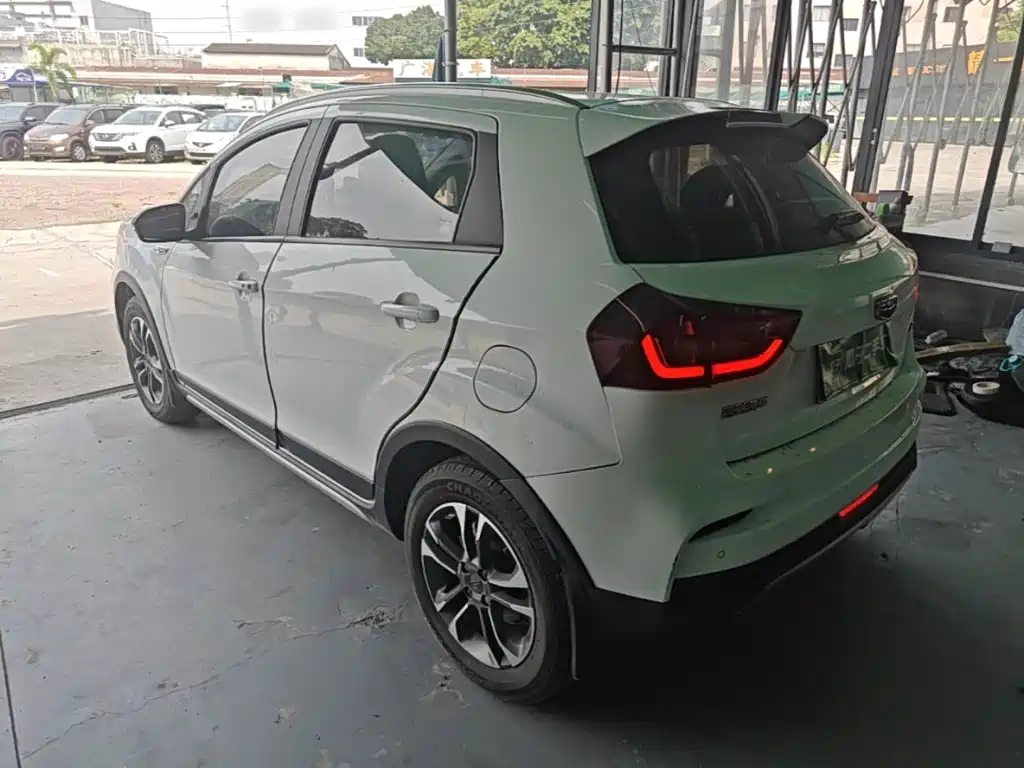 Фото 5 - Geely Vision X3