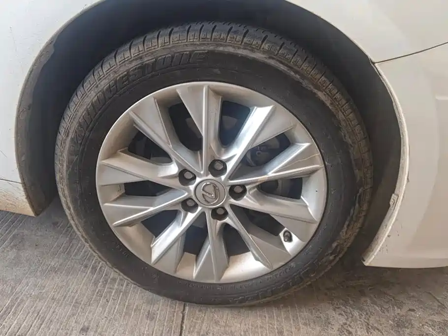 Фото 6 - Lexus ES