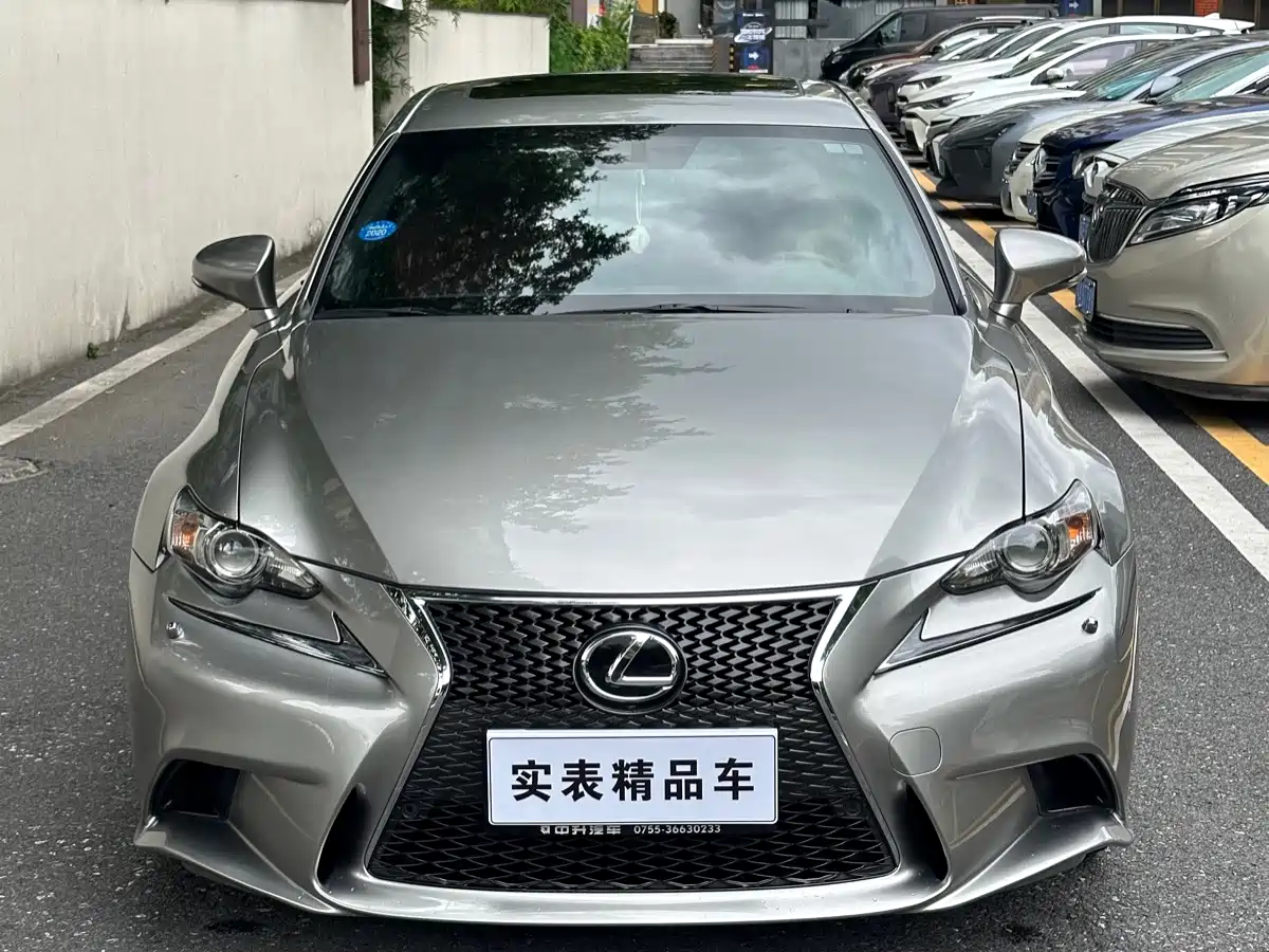 Фото 2 - Lexus IS