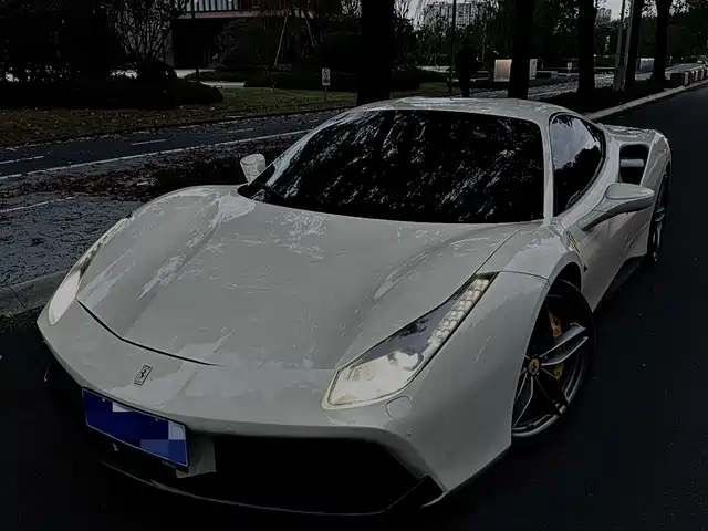 FERRARI 488