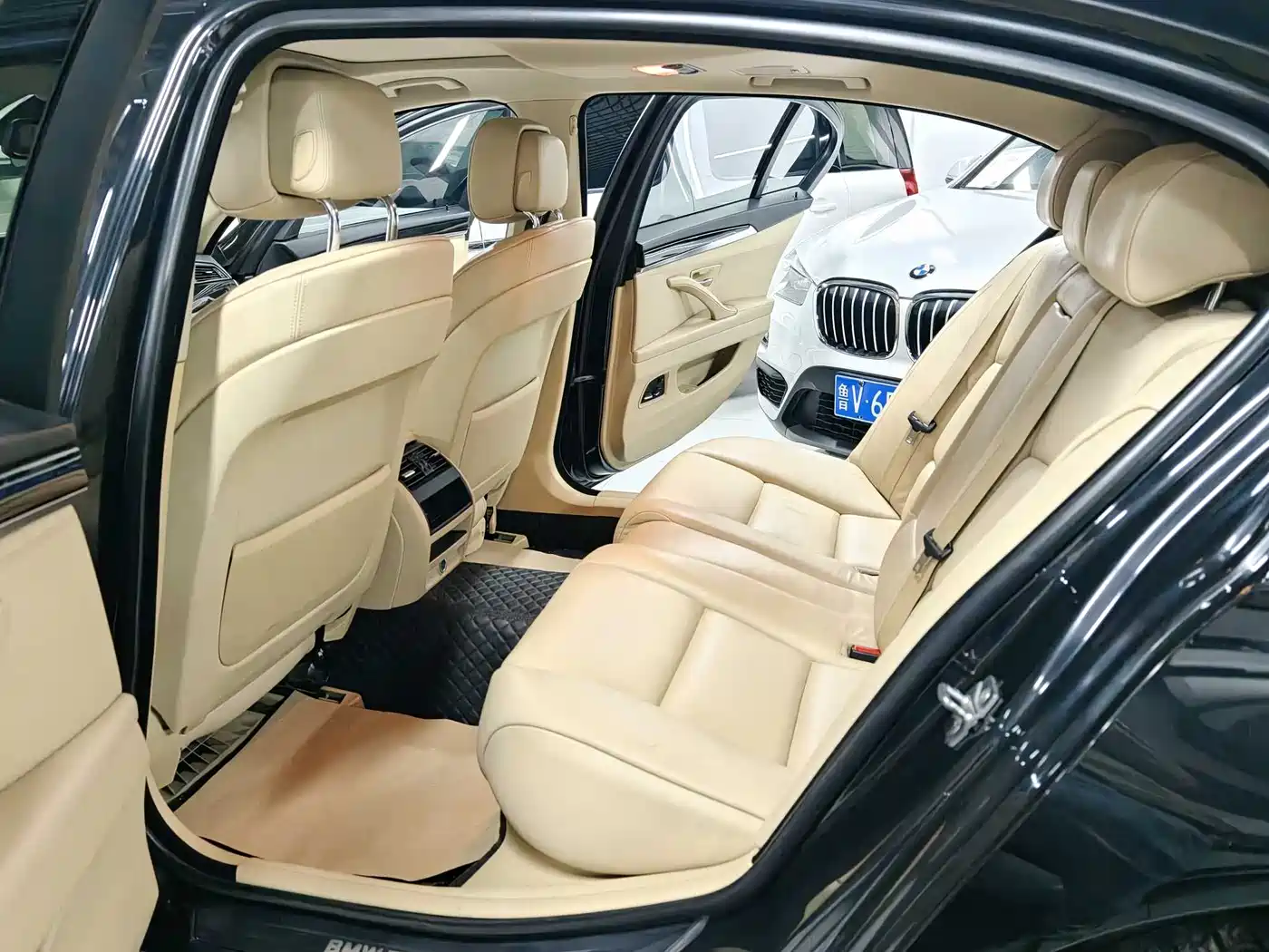 BMW 5 Series 2012 523Li Leadership фото 6
