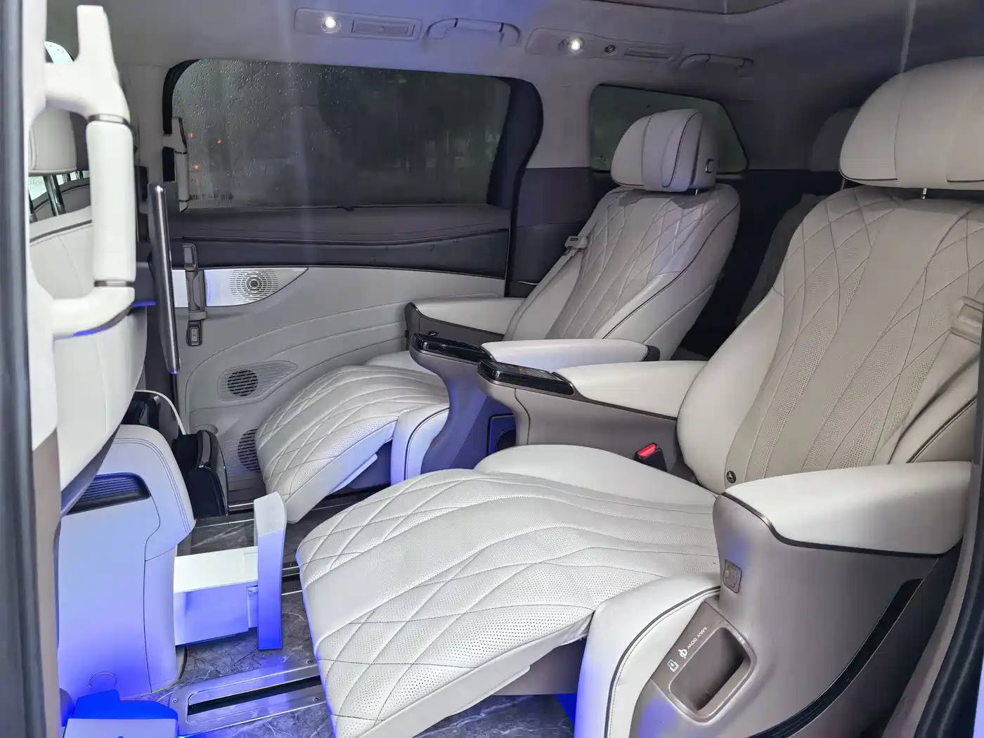 Denza D9 2022 DM-i 970 AWD Flagship фото 5
