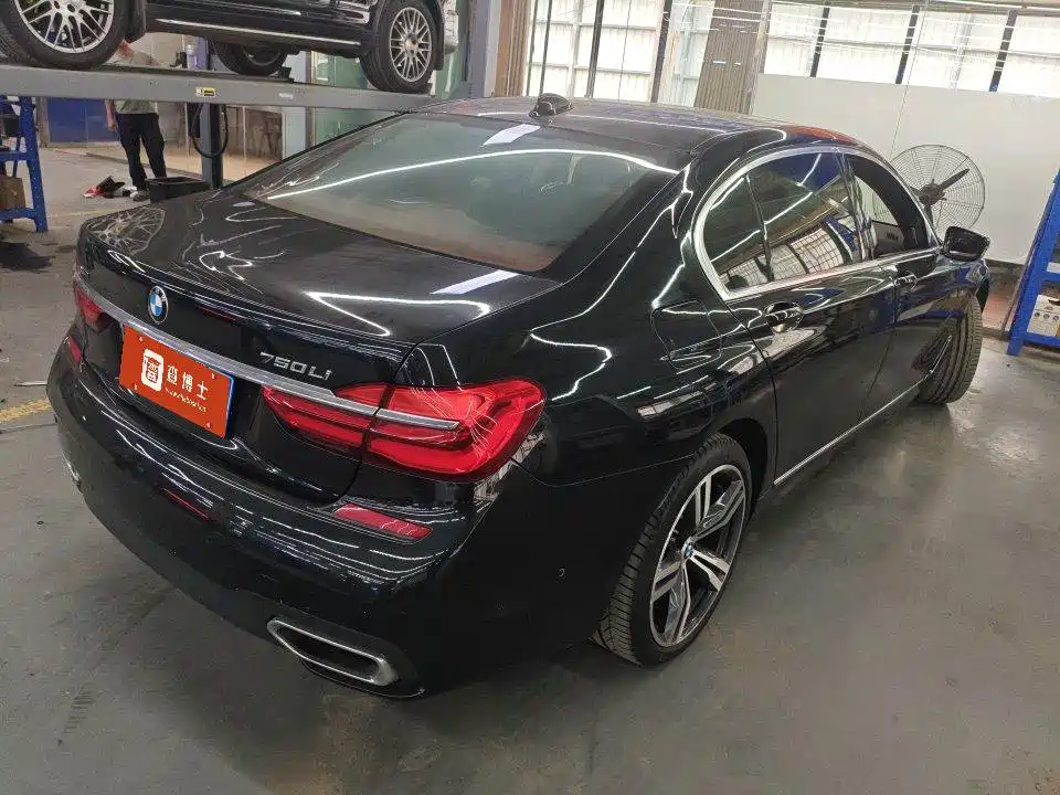 Photo 9 - BMW 7 Series