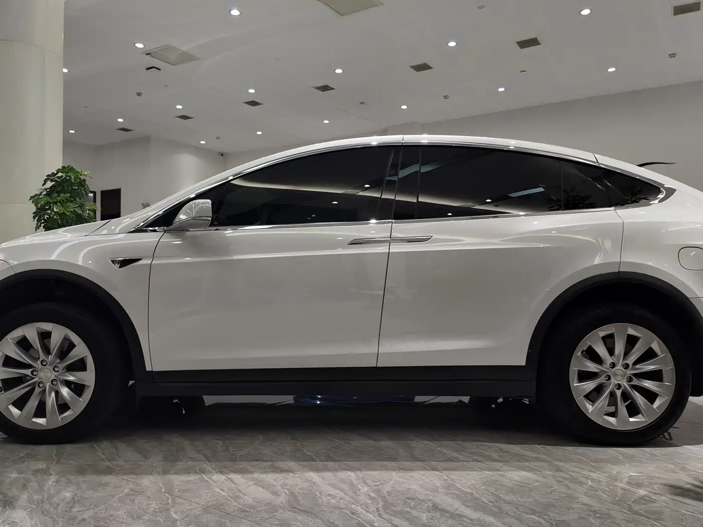 TESLA MODEL X