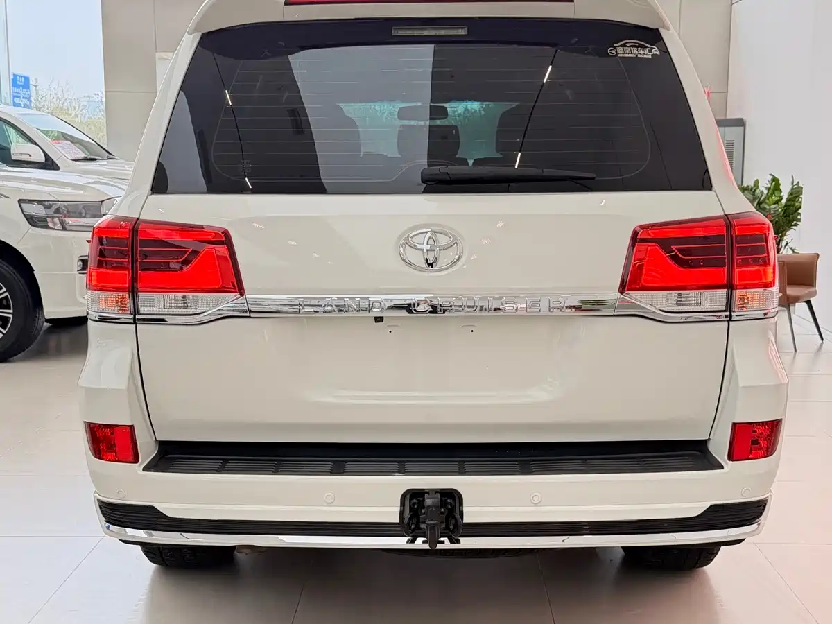 Toyota Land Cruiser (Import) 2015 4.0L V6 Middle East Low Configuration Edition фото 11