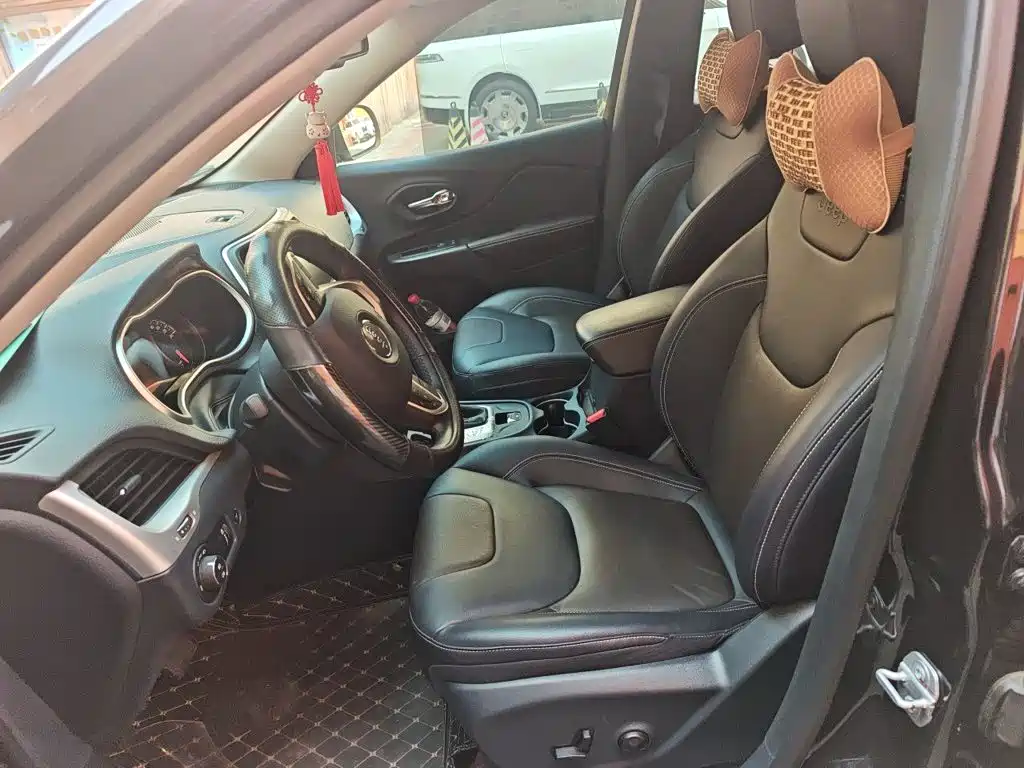 Photo 11 - Jeep Cherokee