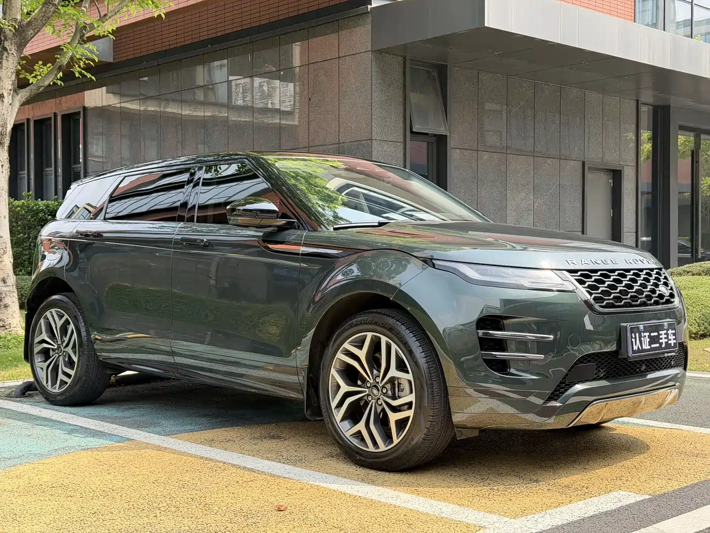Land Rover Range Rover Evoque 2021 Range Rover Evoque L 249PS R-Dynamic First Edition Launch Edition фото 3