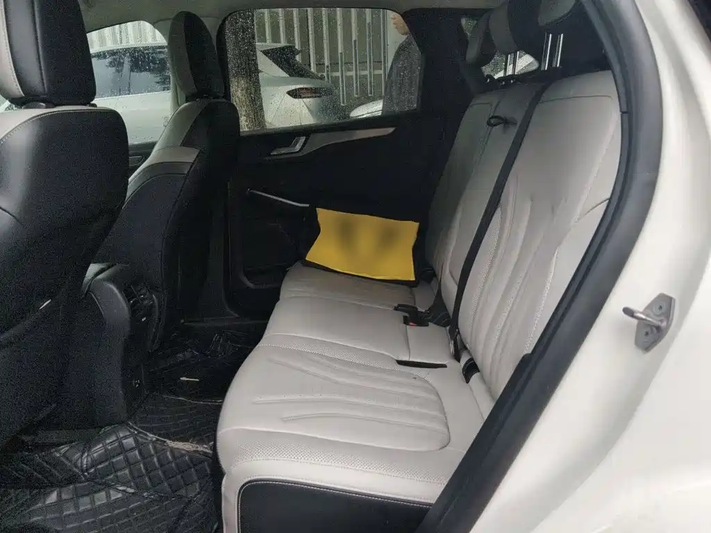 Photo 13 - Ford Escape