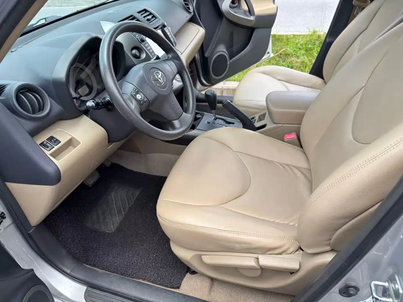 Photo 4 - Toyota RAV4 Rongfang
