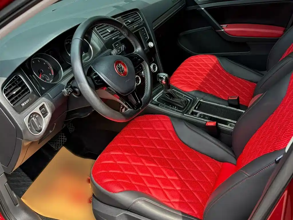 Volkswagen Golf 2017 1.6L Auto Comfort Millionth Edition фото 12
