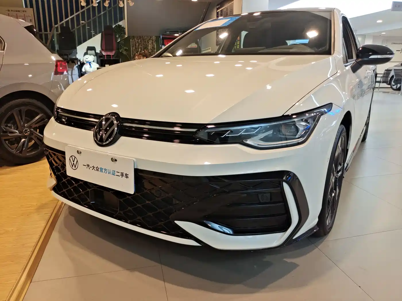 Volkswagen Golf 2025 300TSI R-Line