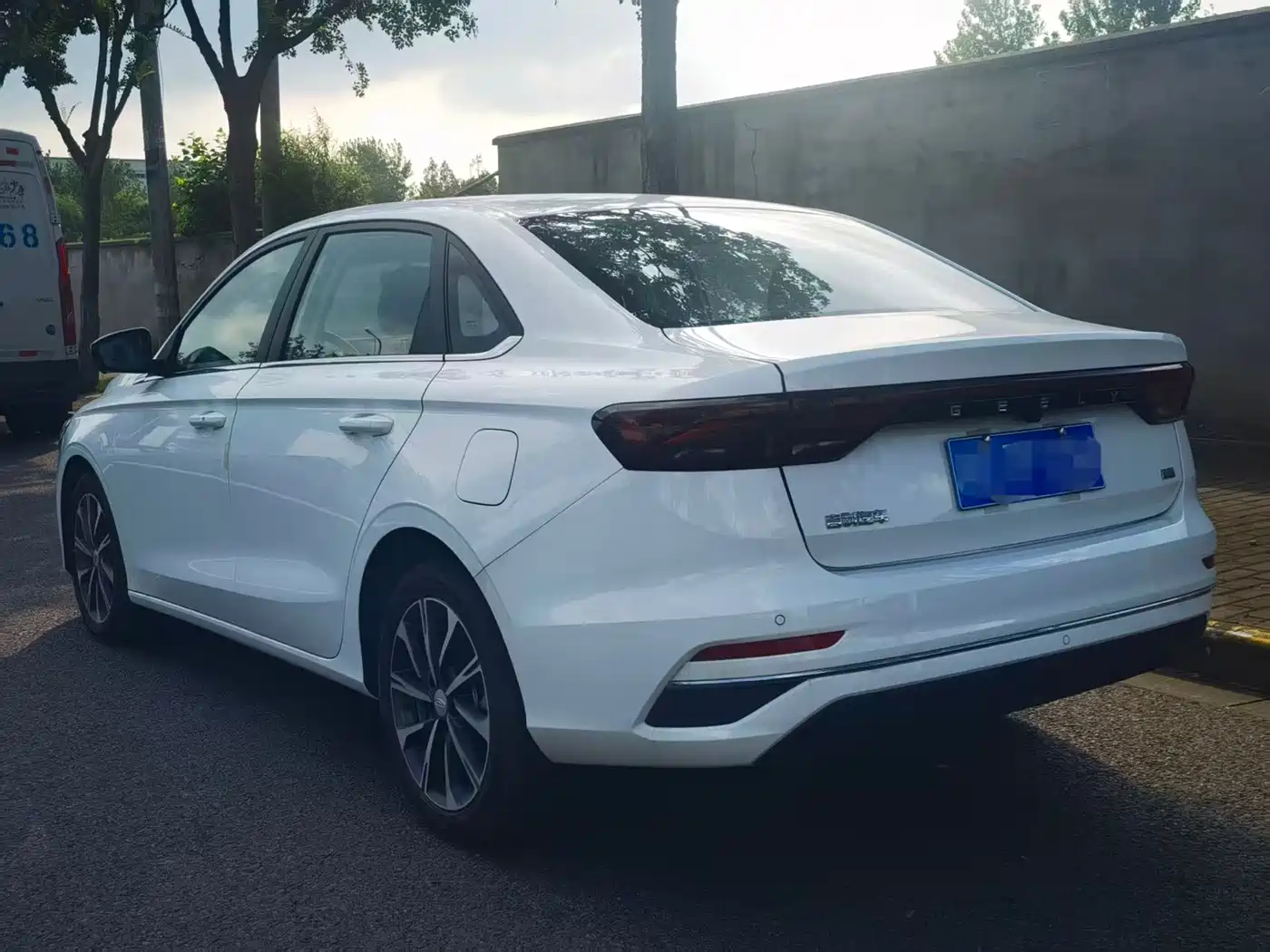 Фото 4 - Geely Emgrand