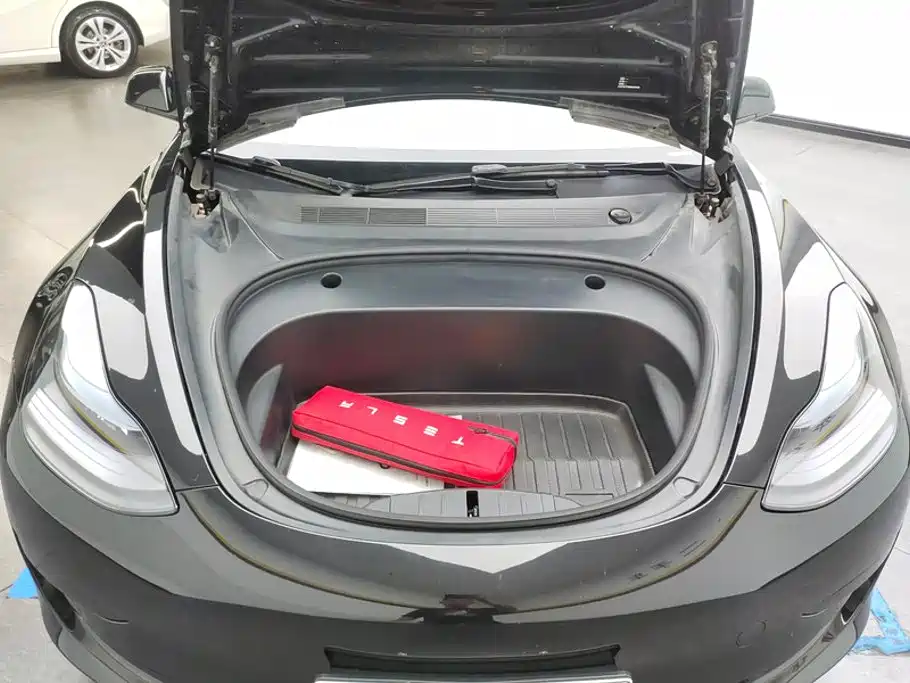 Фото 10 - Tesla Model 3