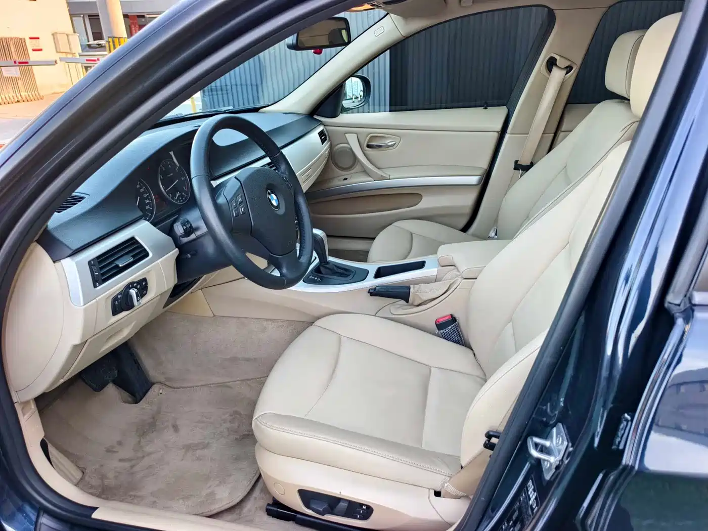 BMW 3 Series 2011 318i Leading фото 8