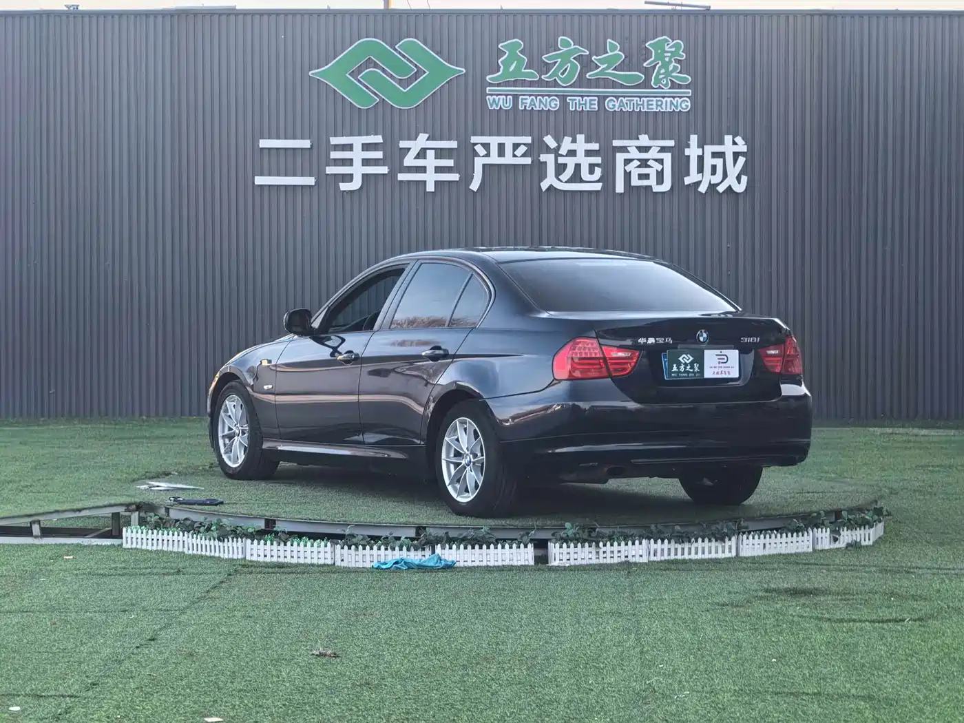 BMW 3 Series 2011 318i Leading фото 22