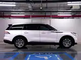 Photo 5 - Lincoln Aviator