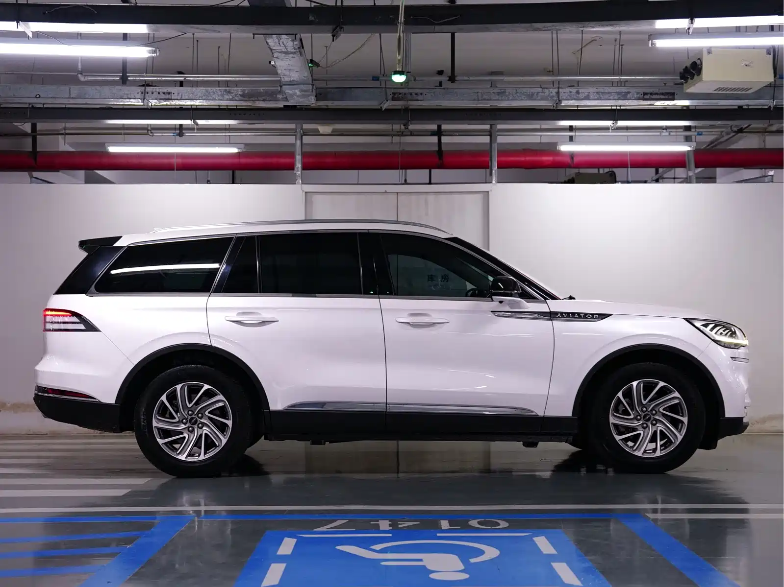 Photo 5 - Lincoln Aviator