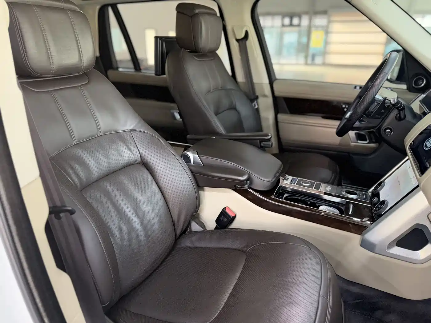 Land Rover Range Rover 2022 3.0 L6 400PS Heritage Extended Classic Edition фото 9