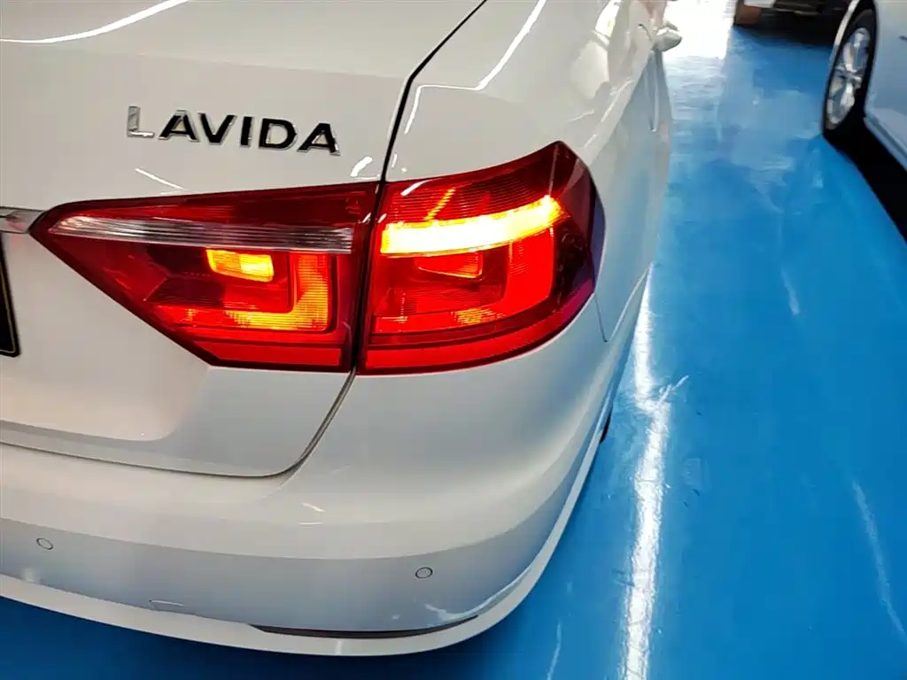 Volkswagen Lavida 2013 Facelift Classic 1.6L Automatic Comfort фото 8