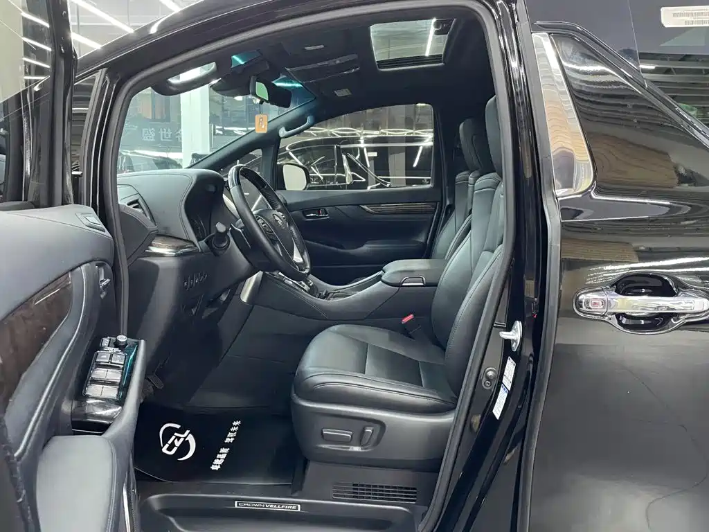 Фото 8 - Toyota Vellfire