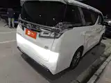 Фото 2 - Toyota Vellfire
