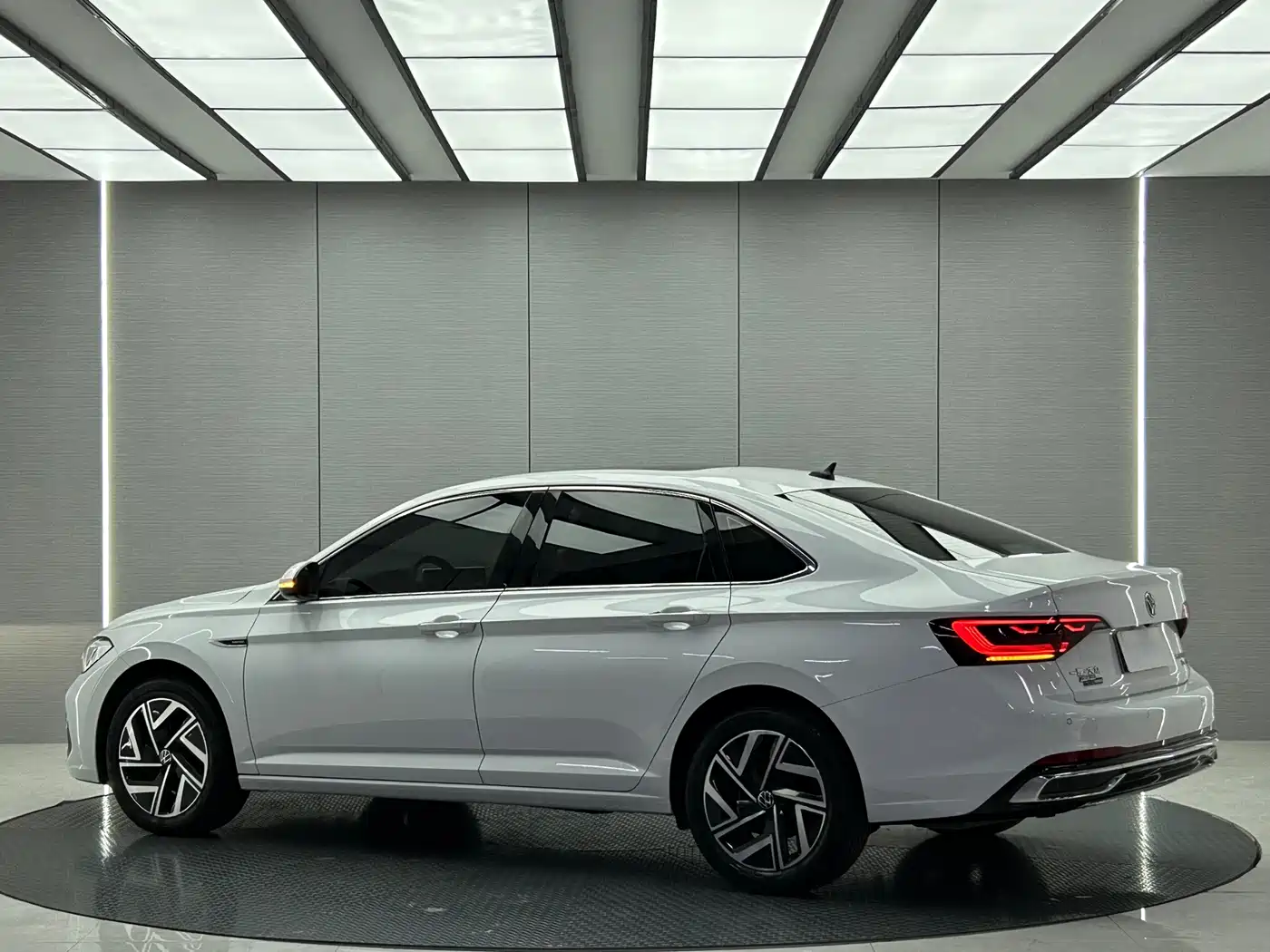 Volkswagen Sagitar 2022 280TSI DSG Surpassing Edition фото 3