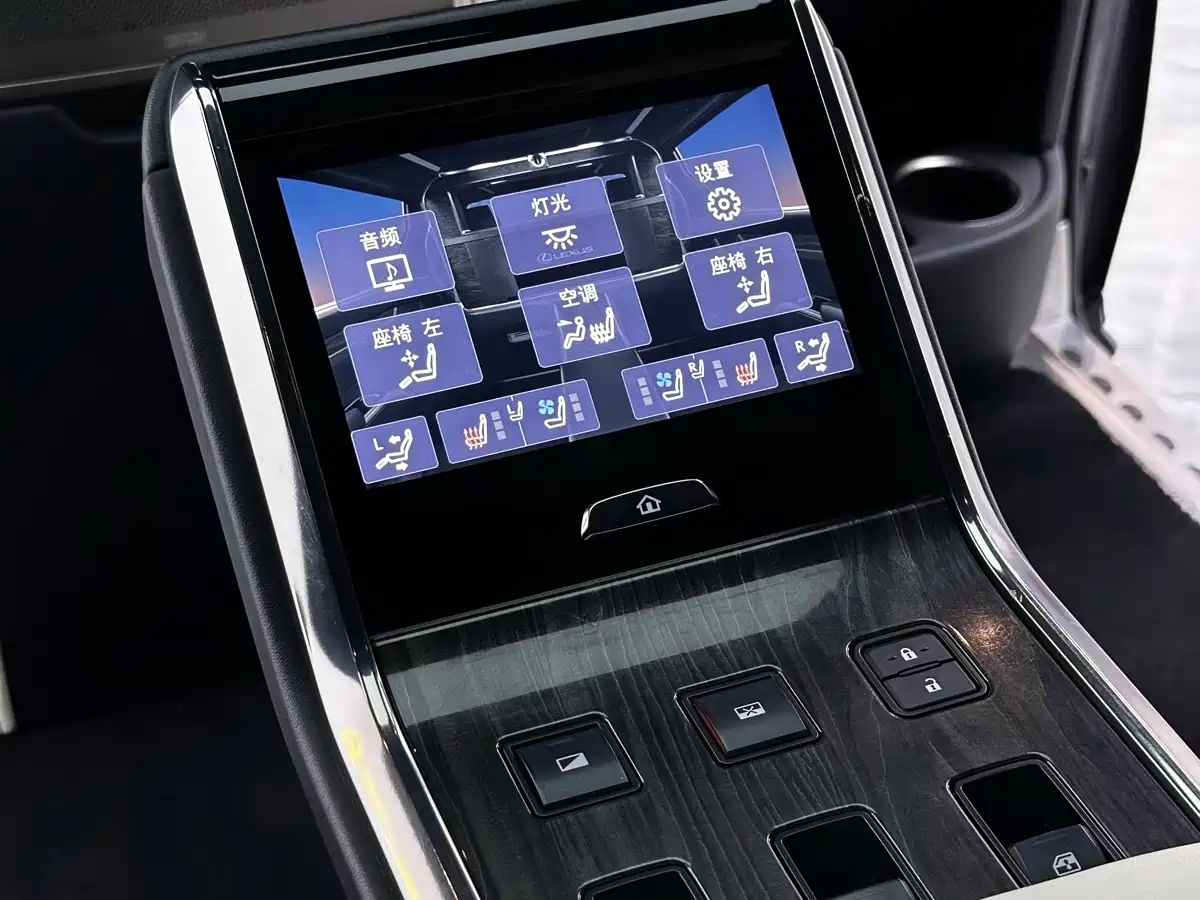 Lexus LM 2020 300h 4-Seat Imperial Edition фото 24