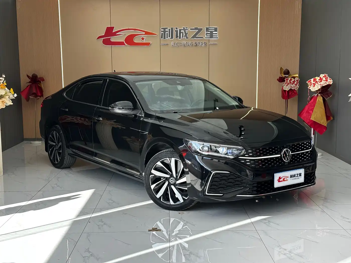 Volkswagen Passat 2022 330TSI Starlight Luxury Edition фото 3