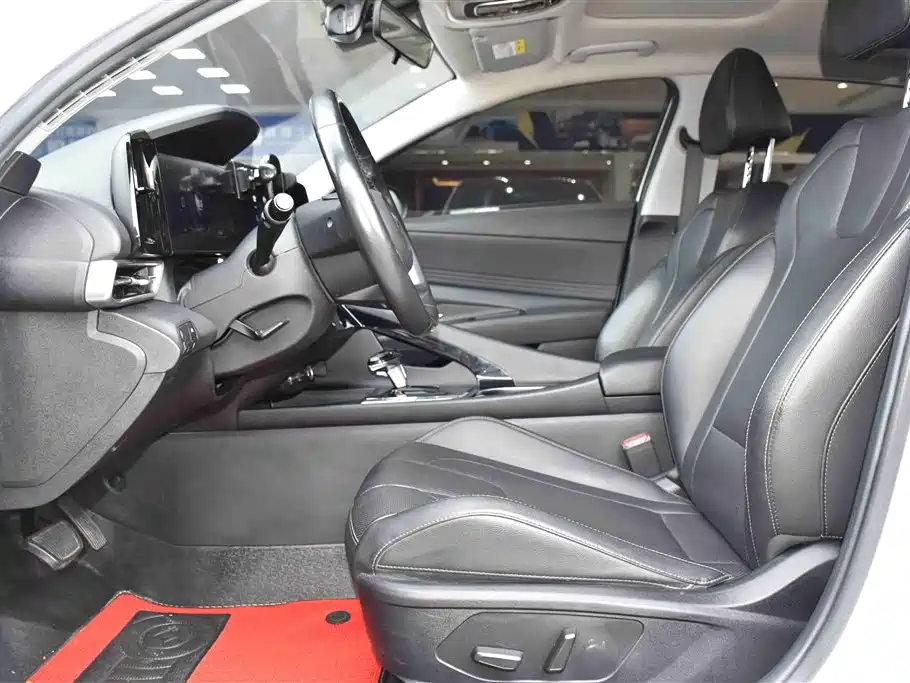 Hyundai Elantra 2021 1.5L CVT LUX Premium Edition фото 8