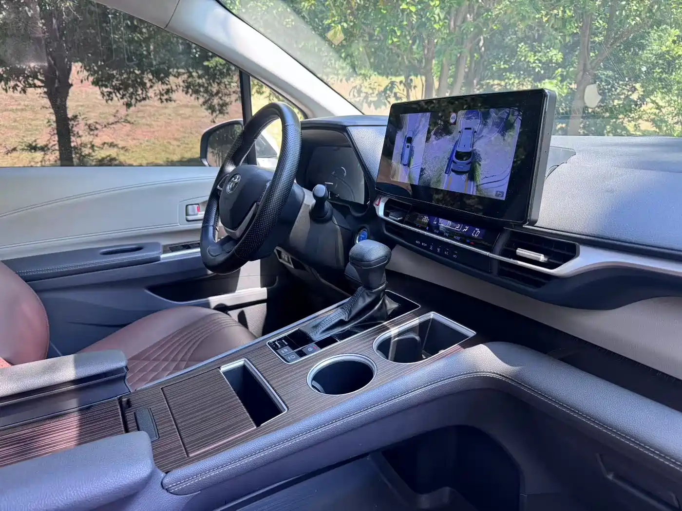 Toyota Sienna 2023 2.5L Hybrid Luxury Edition фото 6