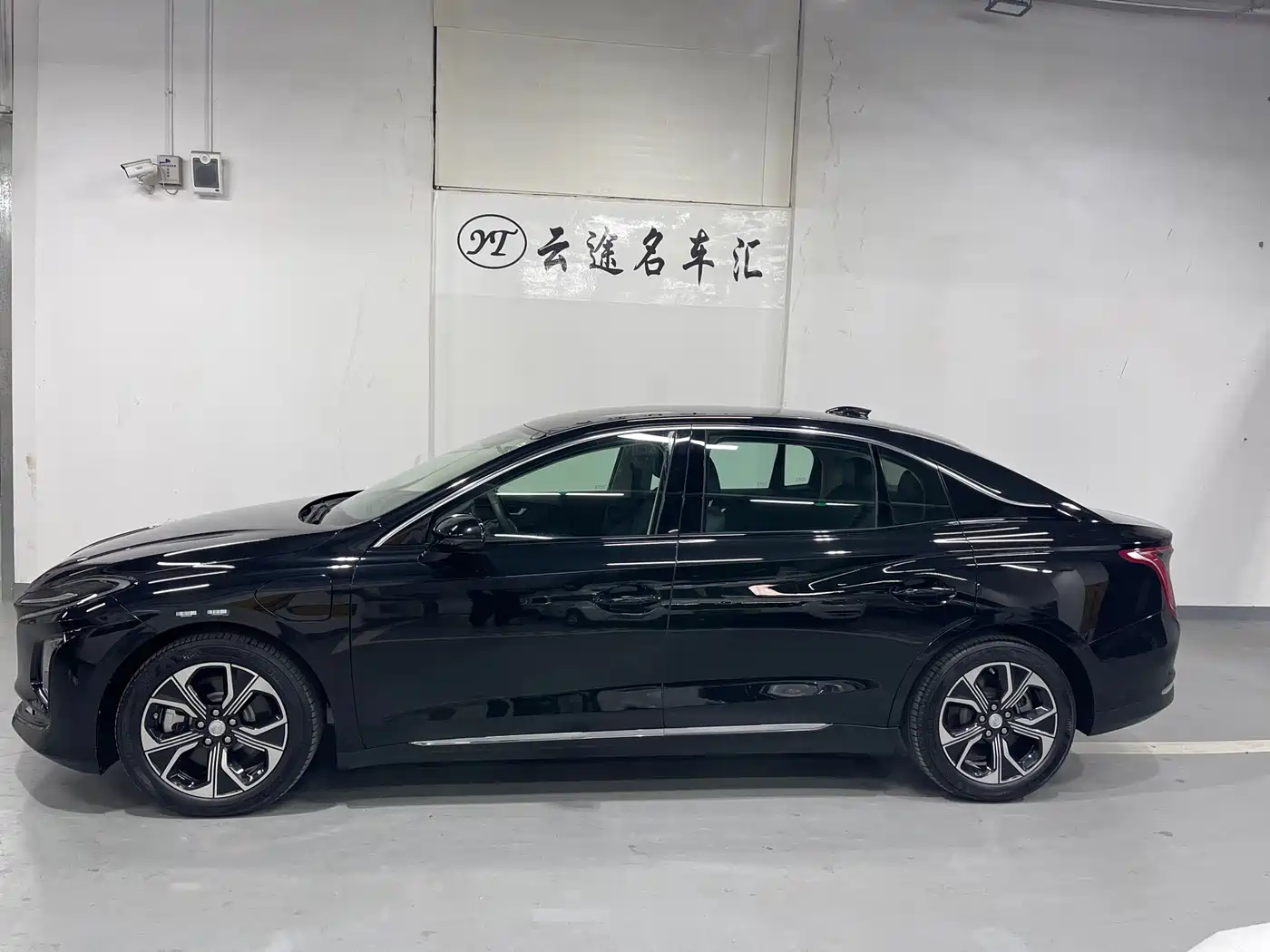 Hongqi E-QM5 2022 431km Charging Enjoyment Edition фото 4