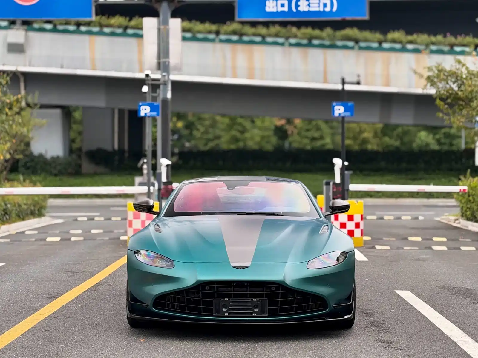 Фото 1 - Aston Martin Vantage
