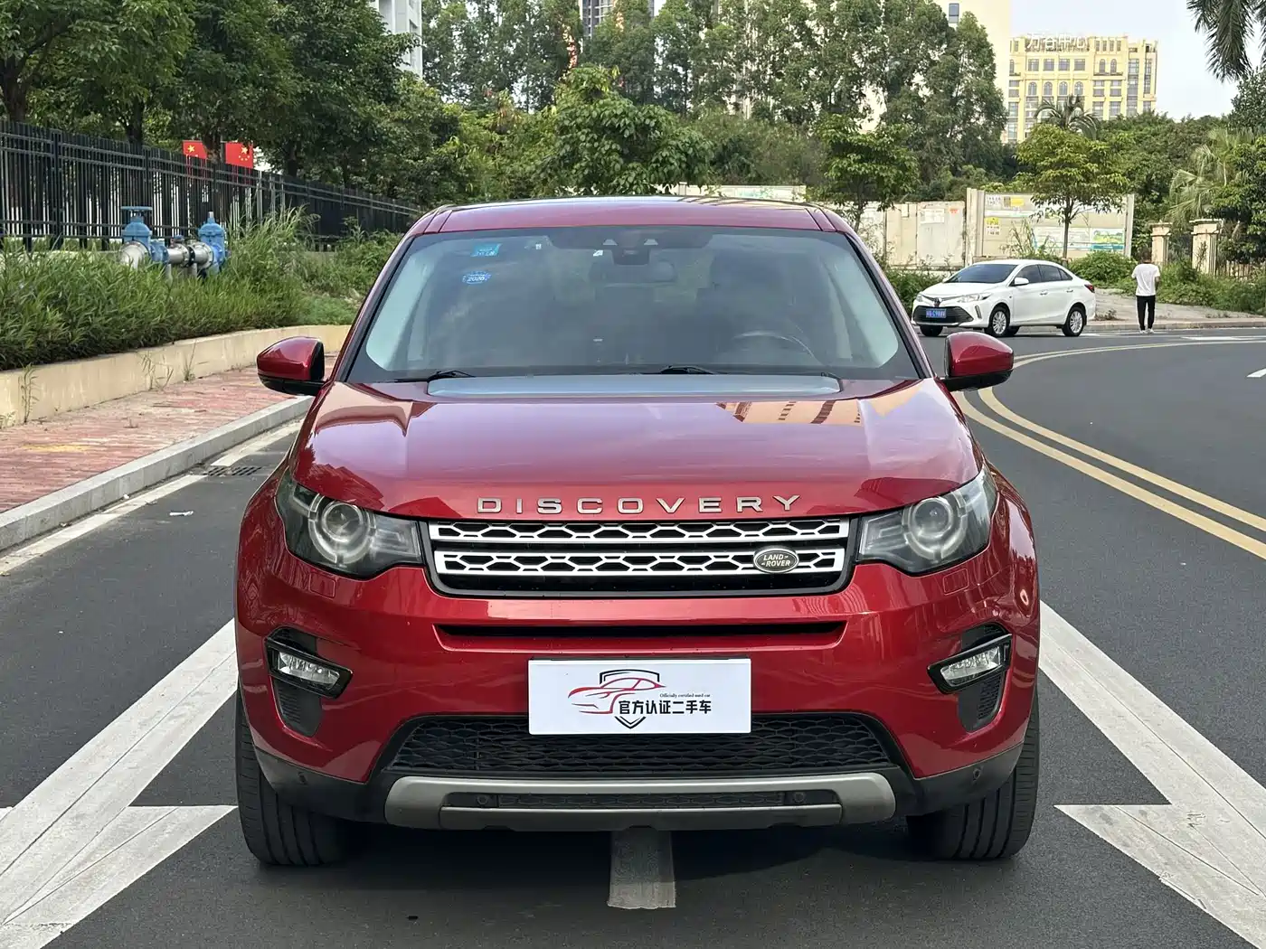 Land Rover Discovery Sport 2016 2.0T HSE фото 2