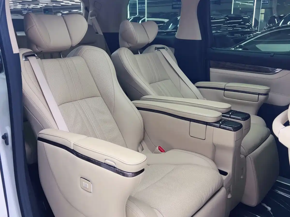 Фото 5 - Toyota Vellfire