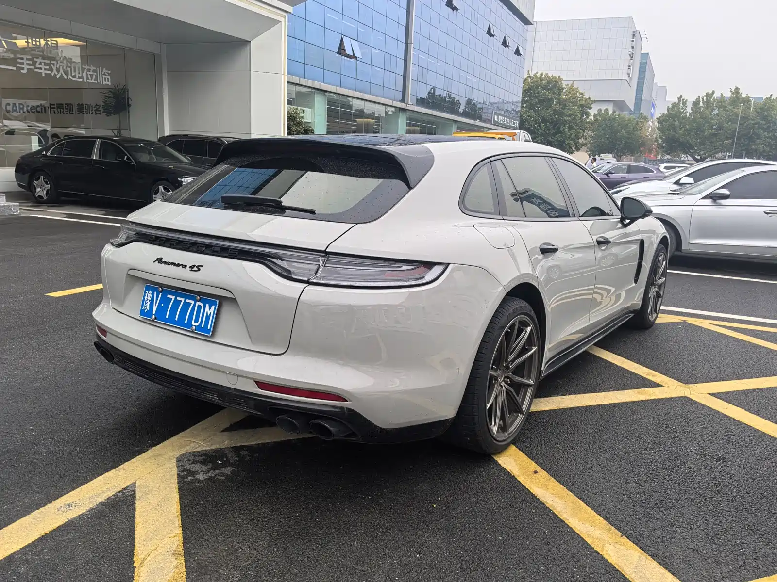 Photo 3 - Porsche Panamera
