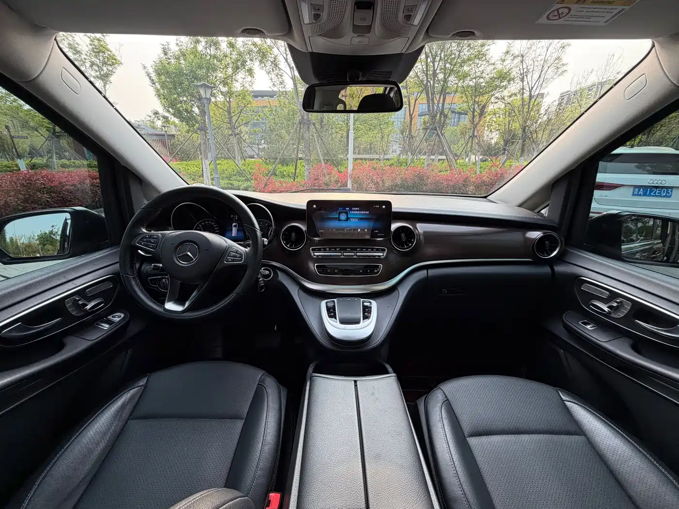 Mercedes-Benz V-Class 2021 V 260 L Long Wheelbase Premium Edition фото 16