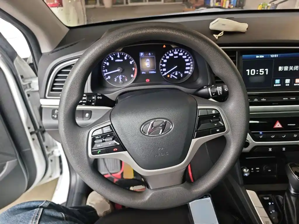 Фото 11 - Hyundai Elantra