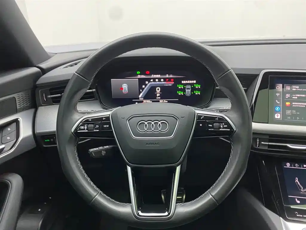 AUDI Q6