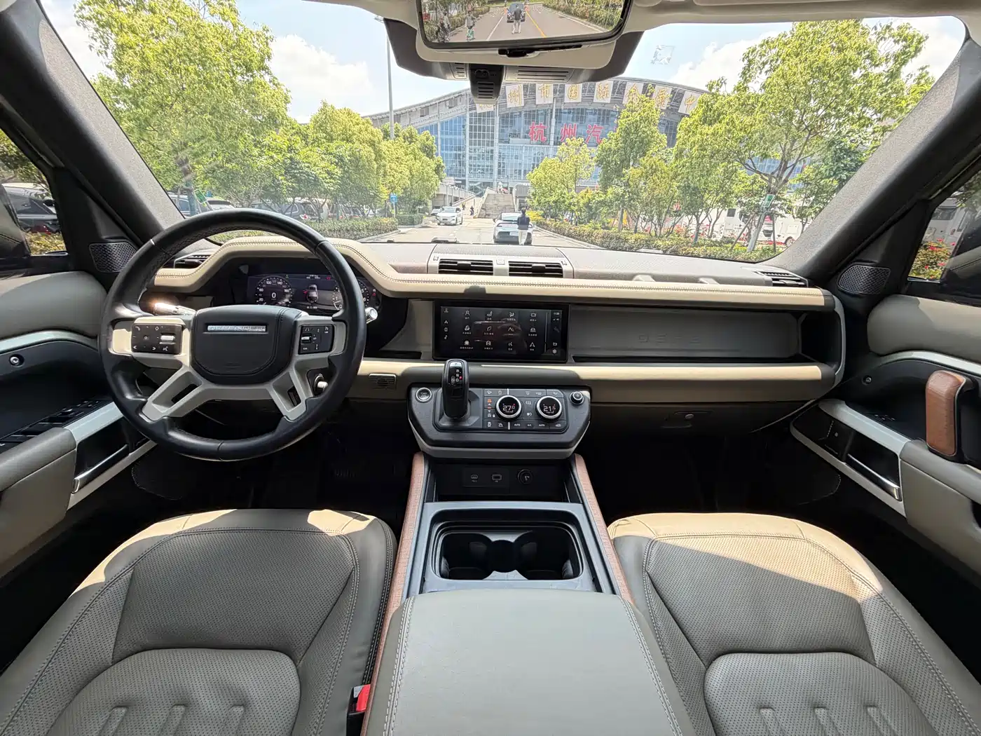 Land Rover Defender 2020 Model 110 P400 HSE фото 10