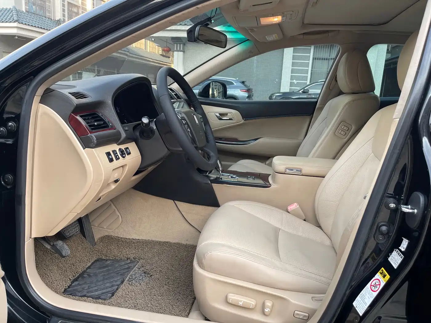 Фото 10 - Toyota Crown