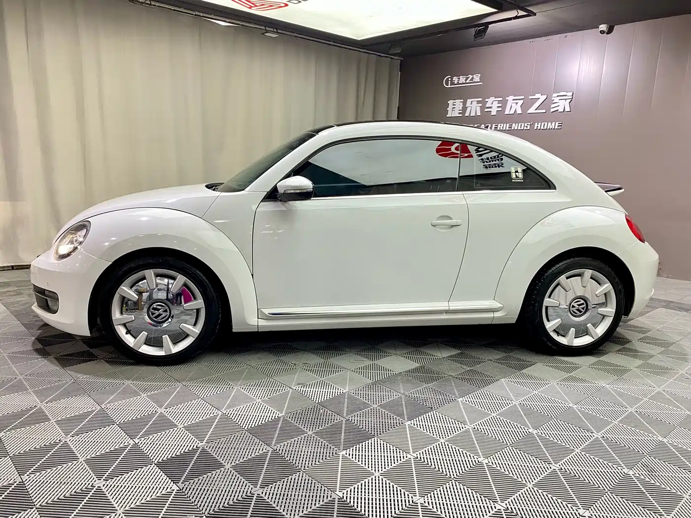 Volkswagen Beetle 2013 1.4TSI Fender Rock Edition фото 4