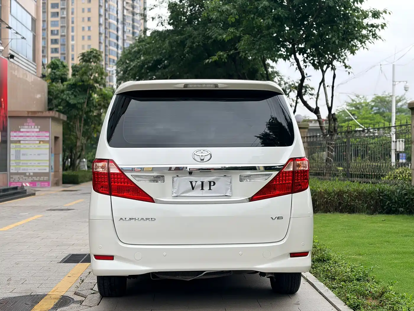 Toyota Alphard фото 13