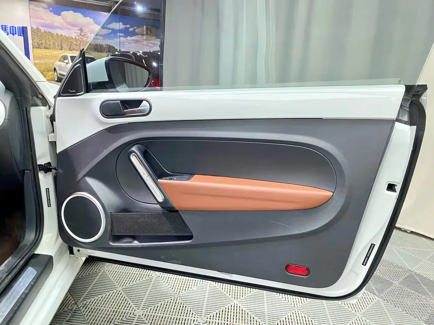 Volkswagen Beetle 2013 1.4TSI Fender Rock Edition фото 12