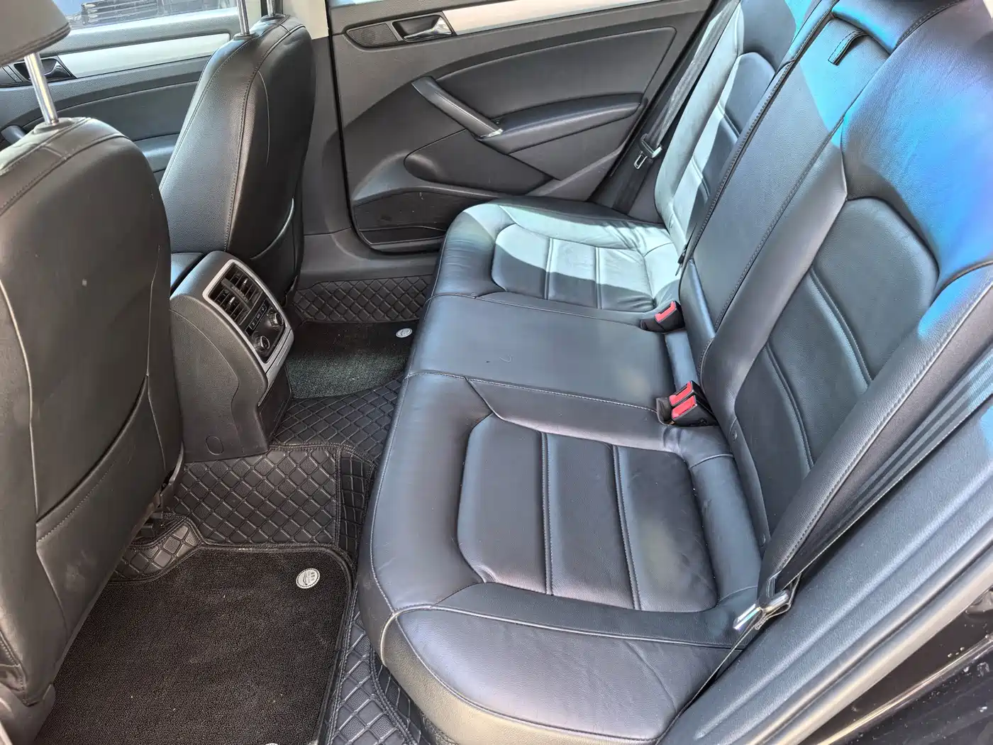 Volkswagen Passat 2015 1.8TSI DSG Honor Edition фото 12