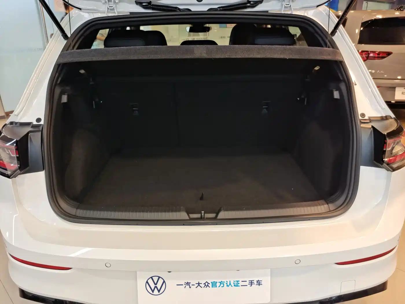 Volkswagen Golf 2025 300TSI R-Line фото 10
