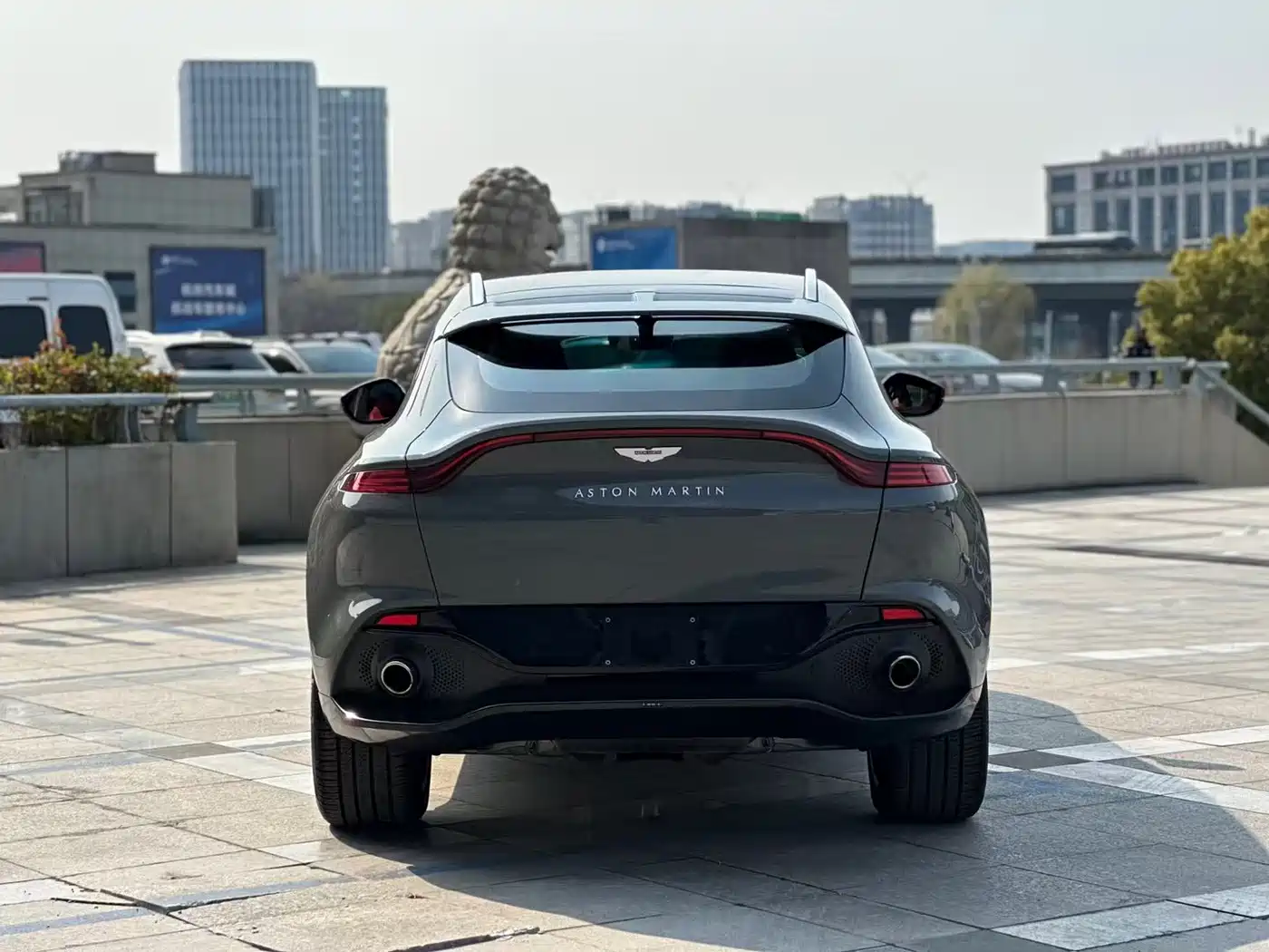Photo 9 - Aston Martin DBX