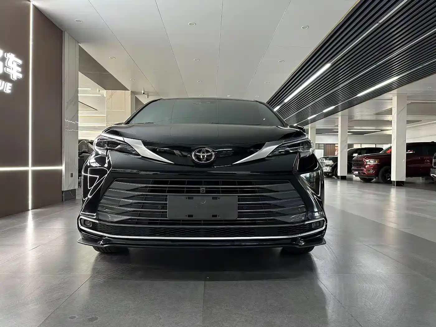 Toyota Sienna 2024 2.5L Hybrid 4WD Premium Edition фото 2