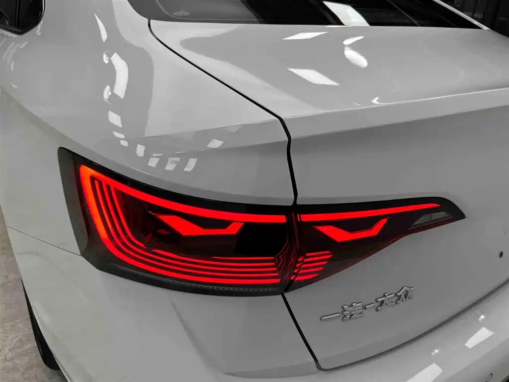 Volkswagen Sagitar 2023 Model Year 200TSI DSG Surpass Edition фото 18
