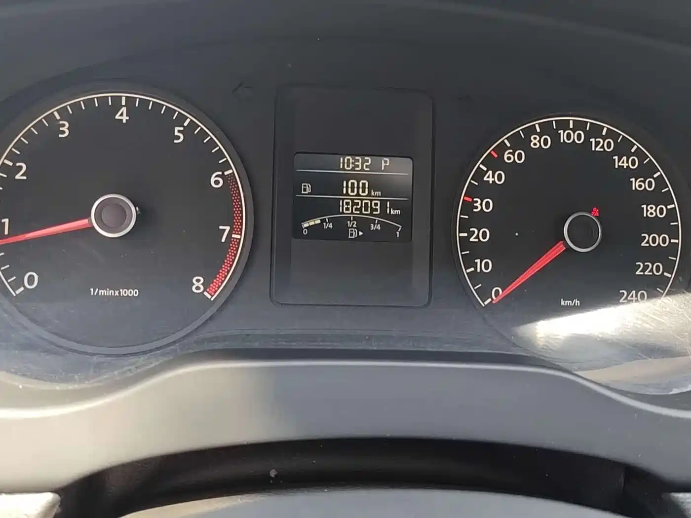 Volkswagen Sagitar 2014 1.6L Automatic Comfort фото 3