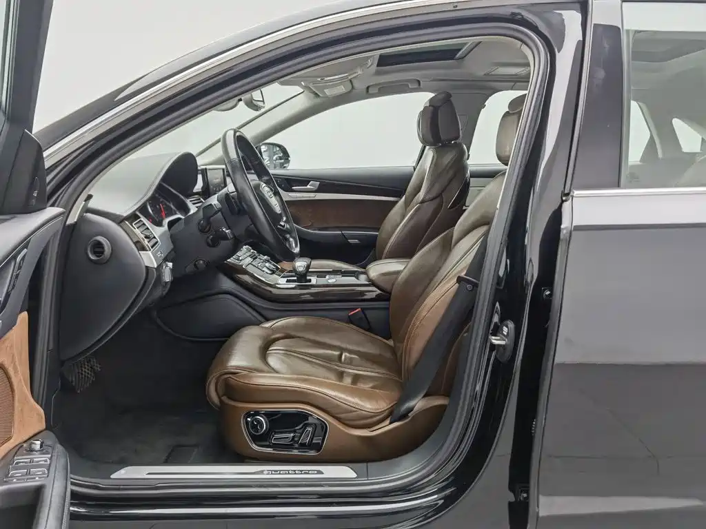Photo 10 - Audi A8